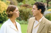 Kate (Carin C. Tietze) hat den attraktiven Ingenieur Geoffrey (Martin Halm) kennengelernt. Kate (Carin C. Tietze) hat den attraktiven Ingenieur Geoffrey (Martin Halm) kennengelernt.