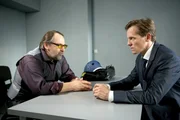 (v.li.): Wolf Bachofner (Viktor Manos), Johannes Zirner (Felix Kukla).