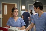 Unterredung auf dem Flur: Adelaide Kane als Dr. Jules Millin, Harry Shum als Dr. Benson Kwan Unterredung auf dem Flur: Adelaide Kane als Dr. Jules Millin, Harry Shum als Dr. Benson Kwan