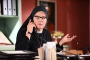 Stolpe sucht Rat und Hilfe bei Schwester Hildegard (Andrea Sihler). Die ist aber sehr damit besch&auml;ftigt Schwester Julia per Telefon zu coachen.