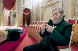 Exilkaiser Pedro II. (Erwin Steinhauer) ist halber &Ouml;sterreicher. Seine Mutter Leopoldina von Habsburg hat im Schloss Laxenburg bei Wien einen gro&szlig;en Teil ihrer Kindheit verbracht.