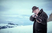 Bruno Hofer (Karl Fischer) schreckt vor nichts zurück. Bruno Hofer (Karl Fischer) schreckt vor nichts zurück.
