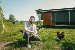 Vom gefeierten Vegan-Influencer zum H&uuml;hnerz&uuml;chter: Niko Rittenau.