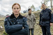 Die Dorfpolizisten Martina Schober (Jutta Fastian l.) und Georg Treichel (Peter Raffalt, r.) ermitteln zusammen mit Oberinspektorin Acham (Pia Hierzegger, M.) in einem kniffligen Mordfall. Die Dorfpolizisten Martina Schober (Jutta Fastian l.) und Georg Treichel (Peter Raffalt, r.) ermitteln zusammen mit Oberinspektorin Acham (Pia Hierzegger, M.) in einem kniffligen Mordfall.