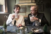 Harry Weinisch (Michael Pink, l.) und Hannes Guggenbauer senior (Helmut Bohatsch, r.) stoßen beim Leichenschmaus auf den Verstorbenen an. Harry Weinisch (Michael Pink, l.) und Hannes Guggenbauer senior (Helmut Bohatsch, r.) stoßen beim Leichenschmaus auf den Verstorbenen an.