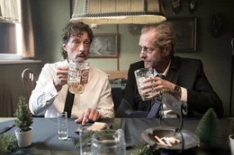 Harry Weinisch (Michael Pink, l.) und Hannes Guggenbauer senior (Helmut Bohatsch, r.) sto&szlig;en beim Leichenschmaus auf den Verstorbenen an.