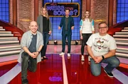 Moderator Kai Pflaume (M.) und seine Rateteam-Kapit&auml;ne Bernhard Ho&euml;cker (l.) und Elton (r.) begr&uuml;&szlig;en in dieser Sendung die Rennrodlerin und Olympiasiegerin Natalie Geisenberger (2.v.l.) und die Skeletonpilotin und ebenfalls Olympiasiegerin, Hannah Neise (2.v.r.).