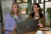 Maren (Eva Mona Rodekirchen, l.) und Katrin (Ulrike Frank) beobachten aufmerksam das Geschehen. Maren (Eva Mona Rodekirchen, l.) und Katrin (Ulrike Frank) beobachten aufmerksam das Geschehen.