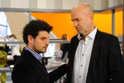 Luca (Manuel Cortez, l.) hält weiterhin nichts von Brunos (K. Dieter Klebsch, r.) Vorhaben und ist skeptisch, dass Bruno es wirklich geschafft haben könnte, Nina für seinen Plan zu gewinnen ... Luca (Manuel Cortez, l.) hält weiterhin nichts von Brunos (K. Dieter Klebsch, r.) Vorhaben und ist skeptisch, dass Bruno es wirklich geschafft haben könnte, Nina für seinen Plan zu gewinnen ...