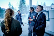 Matthi (Robert Stadlober, re.) trifft mit Lucia (Brigitte Hobmeier, li.), an der Tankstelle seine alten Bekannten Franziska (Ann-Birgit Höller, 2.v.li.) und Max (Walter Tribus, 2.v.re.) Matthi (Robert Stadlober, re.) trifft mit Lucia (Brigitte Hobmeier, li.), an der Tankstelle seine alten Bekannten Franziska (Ann-Birgit Höller, 2.v.li.) und Max (Walter Tribus, 2.v.re.)