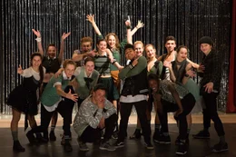 Maria Kowalke (Petra Schmidt-Schaller, M.), Milly von Sch&ouml;ndorn (Valerie Stoll, l. daneben), Charlie (Jamica Blackett, r. daneben) und die gesamte Klasse der 10 A nehmen nach ihrer Vorf&uuml;hrung des Liedes "Ich liebe das Leben" begeistert den Applaus des Publikums entgegen. Von links: C&auml;cilie Fieleke, Mary Brennan, Taddeo Kufus, Ludwig Simon, Valerie Stoll, Melina Fabian, Petra Schmidt-Schaller, Jamica Blackett, Ekaterina Kharmats, Ella Morgen, Mohamed Issa, Maja Fejfar, Gustav Schmidt, unten: Simeon Gro&szlig;er und Ricco-Jarret Boateng.