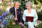 Gertrud (Grit Boettcher) gibt Leo (Miguel Herz-Kestranek) seine Auszeiten. Sie wird wieder unterrichten.