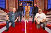 Moderator Kai Pflaume (M.) und seine Rateteam-Kapit&auml;ne Bernhard Ho&euml;cker (l.) und Elton (r.) begr&uuml;&szlig;en in dieser Sendung den Schauspieler Fabian Hinrichs (2.v.l.) und den Schauspieler Joachim Kr&oacute;l (2.v.r.).