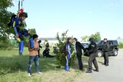 "Die Detektive", "Skydiver." Eher unfreiwillig nehmen Ronnie und Felix den Fall von Wassili Stepakoff, Pate der Russenmafia, an. Sie sollen seine Freundin und Liebe seines Lebens, Nadja, bei einem Fallschirmsprung-Kurs begleiten und sichergehen, dass ihr nichts passiert. Vor allem f&uuml;r Felix der an H&ouml;henangst leidet, ist diese Aufgabe quasi Selbst-Aufgabe. Aber gibt es wirklich einen Grund f&uuml;r die Sorge von Stepakoff? Oder war der Kurs gar Tarnung f&uuml;r Nadja, um ihn zu hintergehen?Im Bild (v.li.): Johannes Zirner (Felix Kukla), Serkan Kaya (Ronnie Galafinides), Katharina Nesytowa (Nadja Malkin), Merab Ninidze (Wassili Stepakoff).