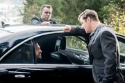 Max Bruckner (Philipp Hochmair, r.) schlägt Nikolai Ivanov (Astrit Alihajdaraj, M.) ein Geschäft vor. Es ist seine letzte Chance im Leben. Wittert Ivanov das? Max Bruckner (Philipp Hochmair, r.) schlägt Nikolai Ivanov (Astrit Alihajdaraj, M.) ein Geschäft vor. Es ist seine letzte Chance im Leben. Wittert Ivanov das?