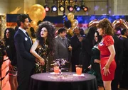 Während Caroline den Pizzeria-Besitzer Angelo auf dessen Klassentreffen bezirzt, weil er sein Hinterzimmer neben der Dessert-Bar vermieten soll, helfen Max (Kat Dennings, l.) und Randy (Ed Quinn, l.) dessen Schwester Angie (Lisa Lampanelli, r.) dabei, einen guten Eindruck zu machen ... Während Caroline den Pizzeria-Besitzer Angelo auf dessen Klassentreffen bezirzt, weil er sein Hinterzimmer neben der Dessert-Bar vermieten soll, helfen Max (Kat Dennings, l.) und Randy (Ed Quinn, l.) dessen Schwester Angie (Lisa Lampanelli, r.) dabei, einen guten Eindruck zu machen ...