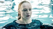 Lucia (Brigitte Hobmeier) im Schwimmbad. Lucia (Brigitte Hobmeier) im Schwimmbad.