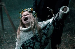 Raya (Katerina Lipovska) nimmt an einem Ritual teil.
