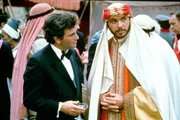 "Columbo - Mord in der Botschaft", In der Botschaft von Suria in Los Angeles wird die Ankunft des Monarchen erwartet. Der erste Sekretär Hassan Salah will den Sicherheitschef Alafa liquidieren, der seiner Karriere im Weg stehen könnte. Gemeinsam mit dem Botschaftsangestellten Rahmin Habib täuscht er eine Auseinandersetzung mit Studenten vor, bei der Alafa erschossen wird. Lt. Columbo kommen Zweifel an Salahs Version.Im Bild (v.li.): Peter Falk (Insp. Columbo), Hector Elizondo (Hassan Salah). "Columbo - Mord in der Botschaft", In der Botschaft von Suria in Los Angeles wird die Ankunft des Monarchen erwartet. Der erste Sekretär Hassan Salah will den Sicherheitschef Alafa liquidieren, der seiner Karriere im Weg stehen könnte. Gemeinsam mit dem Botschaftsangestellten Rahmin Habib täuscht er eine Auseinandersetzung mit Studenten vor, bei der Alafa erschossen wird. Lt. Columbo kommen Zweifel an Salahs Version.Im Bild (v.li.): Peter Falk (Insp. Columbo), Hector Elizondo (Hassan Salah).