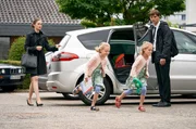 Die Zwillingstöchter von Julia Ihle (Marlina Mitterhofer, l) steigen schnell aus, als sie am Bestattungsunternehmen ankommen. Zusammen mit ihrem Mann leitet Julia die Firma, für die auch Nils Schmelzer (Henning Flüsloh, r) arbeitet. Die Zwillingstöchter von Julia Ihle (Marlina Mitterhofer, l) steigen schnell aus, als sie am Bestattungsunternehmen ankommen. Zusammen mit ihrem Mann leitet Julia die Firma, für die auch Nils Schmelzer (Henning Flüsloh, r) arbeitet.