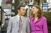 Nachdem Geoffrey das Verhältnis zu Vivian (Karoline Guthke) beendet hat, sinnt diese nach Rache. Sie versucht ihren Mann Tony Palmer (Cusch Jung) zu überreden, den Auftrag für den Bau der Küstenstraße doch nicht an Geoffrey zu vergeben. Nachdem Geoffrey das Verhältnis zu Vivian (Karoline Guthke) beendet hat, sinnt diese nach Rache. Sie versucht ihren Mann Tony Palmer (Cusch Jung) zu überreden, den Auftrag für den Bau der Küstenstraße doch nicht an Geoffrey zu vergeben.