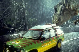 "Jurassic Park", Durch Genmanimpulation gelingt es dem Milliard&auml;r John Hammond, verschiedene Dinosaurierarten zu z&uuml;chten. Er errichtet vor der K&uuml;ste Costa Ricas einen Freizeitpark. Dr. Grant, Dr. Sattler und der Mathematiker Malcolm sollen Hammonds Lebenswerk als erste besuchen. Die Besichtigungstour wird f&uuml;r die Wissenschafter und Hammonds Enkelkinder allerdings zum Horrortrip, als das Sicherheitssystem au&szlig;er Kraft gesetzt wird.  SENDUNG: ORF eins - SO - 31.05.2020 - 15:55 UHR. - Veroeffentlichung fuer Pressezwecke honorarfrei ausschliesslich im Zusammenhang mit oben genannter Sendung oder Veranstaltung des ORF bei Urhebernennung.