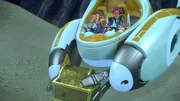 Ant und Fontaine (r.) streiten sich mit K&auml;pt_n Hammerhai und seinen Piratenkindern um die Ausgrabungsst&auml;tte des versunkenen Schiffes aus Lemuria.