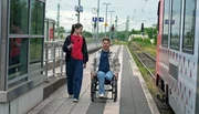 Nach einem Unfall sitzt Tom im Rollstuhl. Beim einfachen Ausflug zum Restaurant zeigt er POV-Host Helena, wie er im Alltag unzählige Barrieren überwindet. - Host Helena und Protagonist Tom Nach einem Unfall sitzt Tom im Rollstuhl. Beim einfachen Ausflug zum Restaurant zeigt er POV-Host Helena, wie er im Alltag unzählige Barrieren überwindet. - Host Helena und Protagonist Tom