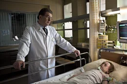 Professor Lohmeyer (Erwin Steinhauer, l.) am Krankenbett von Katharina (Sara Wogatei, r.).