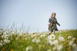 Katharina (Sara Wogatai) spielt unbeschwert.