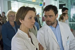 Dr. Lydia Martischek (Julia Koschitz, l.) und Dr. Thomas Wenninger (Juergen Maurer, r.).