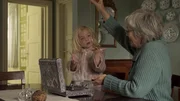 Oma findet in ihrem alten Schmuckk&auml;stchen eine sch&ouml;ne Anh&auml;nger-Kette.