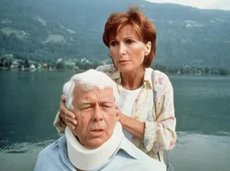 Hypochoner Hermann (Peter Weck) l&auml;sst sich von der angeblichen Krankenschwester Franziska (Susanne Uhlen) pflegen.