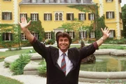 Vor seinem Schlosshotel Wörthersee: Roy Black als Leonhard Berger, genannt Lennie Vor seinem Schlosshotel Wörthersee: Roy Black als Leonhard Berger, genannt Lennie