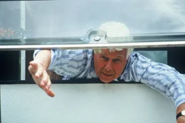 Hermann (Peter Weck) ist mit seinem Wohnwagen nach Italien abgerauscht, um seinen Schwager Heinz abzusch&uuml;tteln. Doch bald sitzt er wieder in der Klemme.