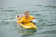 Cam (Dominic Deutscher) ist Rettungsschwimmer und sucht das Meer nach Erik ab. Der war plötzlich mitsamt seiner Kleidung ins Wasser gestürmt. Cam (Dominic Deutscher) ist Rettungsschwimmer und sucht das Meer nach Erik ab. Der war plötzlich mitsamt seiner Kleidung ins Wasser gestürmt.