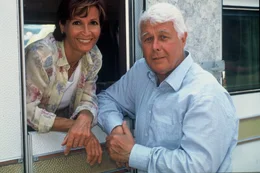 Camper freunden sich immer sehr schnell an. Aber Franziska (Susanne Uhlen) k&uuml;mmert sich geradezu auff&auml;llig r&uuml;hrend um den angeblich kranken Hermann (Peter Weck).