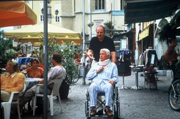 Um eine Invalidenversicherung abzukassieren, hat der findige Heinz (Friedrich von Thun) seinem Schwager Hermann (Peter Weck) eingeredet, dass er todkrank sei. Daraufhin l&auml;sst sich Hermann nur noch im Rollstuhl durch die Urlaubsidylle am Ossiacher See kutschieren.