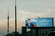 In Russland ist der Ukrainekrieg allgegenwärtig. Hier weisen riesige Plakate auf gefallene russische Soldaten und feiern sie als Helden der Nation. In Russland ist der Ukrainekrieg allgegenwärtig. Hier weisen riesige Plakate auf gefallene russische Soldaten und feiern sie als Helden der Nation.