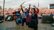 Sie sind muslimisch, weiblich und verdammt laut: Sie sind &bdquo;Voice of Baceprot"! Heavy Metal vom Feinsten. Aus einem kleinen Dorf in Indonesien. Firda, Widi und Siti hatten es schon als Teenager satt, brave, unm&uuml;ndige und stimmlose M&auml;dchen zu sein.
