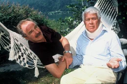 Der liebenswerte Hypochonder Hermann (Peter Weck, rechts) und sein Schwager, der charmante Gauner Heinz (Friedrich von Thun, links) hatten eigentlich eine gemeinsame Kreuzfahrt geplant. Aber dann kommt alles ganz anders...