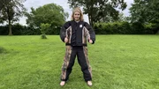 Im Hetzanzug soll Nina beim Polizeihunde-Schutztraining vor Bissen sicher sein. (Nina Ploghaus).