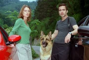 Marc Hoffmann (Alexander Pschill), Niki Herzog (Elke Winkens) und Rex auf der Suche nach dem Verdächtigen. Marc Hoffmann (Alexander Pschill), Niki Herzog (Elke Winkens) und Rex auf der Suche nach dem Verdächtigen.