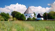 Die Kirche von Österlars ist eine von vier Rundkirchen auf Bornholm. Die Kirche von Österlars ist eine von vier Rundkirchen auf Bornholm.