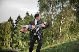 Georg Breitner (Gerhard Liebmann, l.) h&auml;lt seine leblose Tochter Katharina (Sara Wogatai, r.) in den Armen.