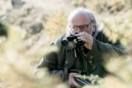 Flattacher (Johannes Flaschberger) beobachtet unbemerkt das Geschehen im Wald.