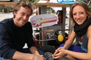 Tobi mit seiner Herausforderin, Beachvolleballerin Tatjana. Tobi mit seiner Herausforderin, Beachvolleballerin Tatjana.