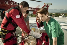 Katharina wird vom not&auml;rztlichen Helikopter ins Krankenhaus geflogen. Hier &uuml;bernimmt Dr. Lydia Marischek (Julia Koschitz, r.) die Leitung.