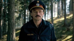 Hannes Muck (Gerhard Liebmann) im Wald.