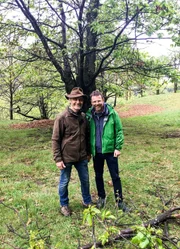 SRF bi de L&uuml;t Wunderland - Malcantone TI Staffel 6, Episode 3 Nik Hartmann (r.) mit Baumpfleger Antonio a Marca (l.)
